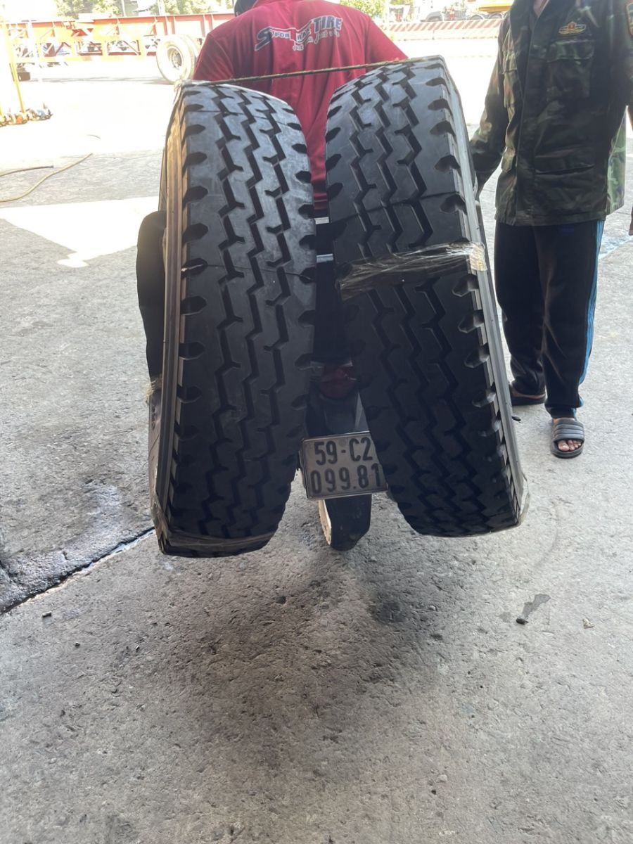 Ưu Điểm Của Lốp Gai Dọc So Với Lốp Gai Chữ V Trong Vận Tải Nặng